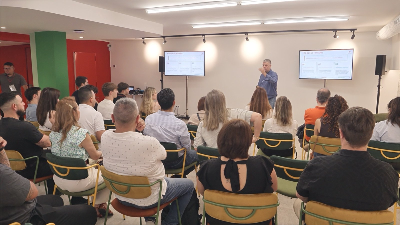 Miembros de B58 haciendo networking en el Poblenou